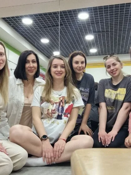 Інструктор показує дихальні вправи вагітним