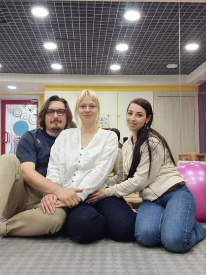 Подружня пара на курсах для майбутніх батьків