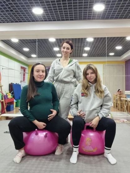 Вагітна жінка на заняттях з підготовки до пологів