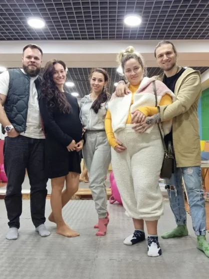 Майбутні батьки тримаються за руки під час заняття